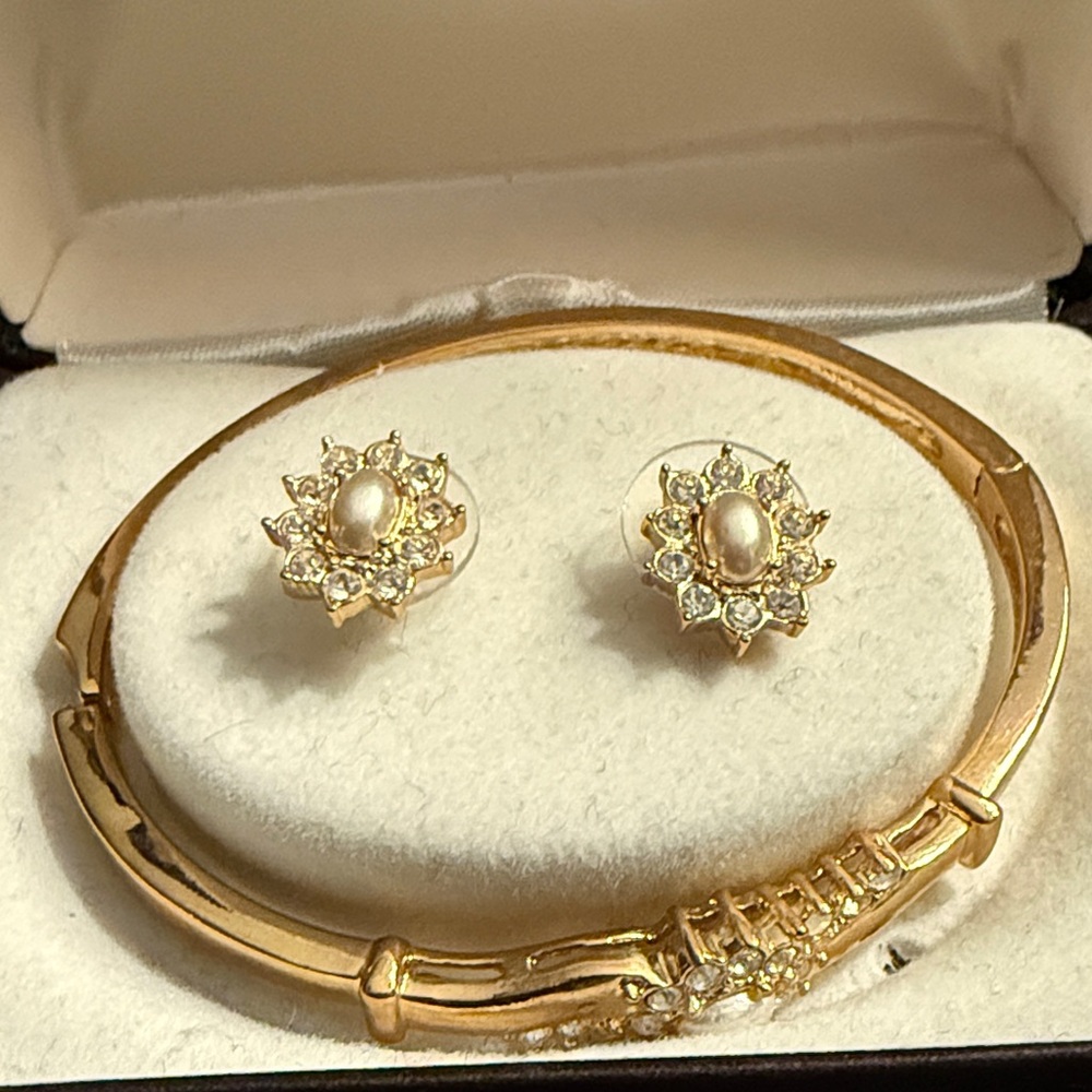 Elegant Gold and Pearl Jewelry Set